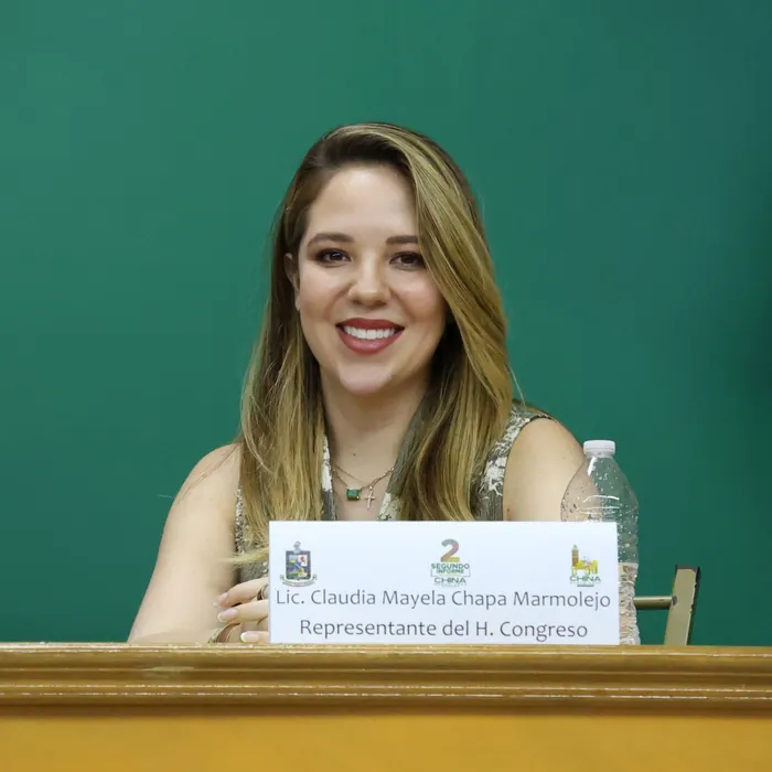Claudia Chapa sonriendo como representante del H. Congreso