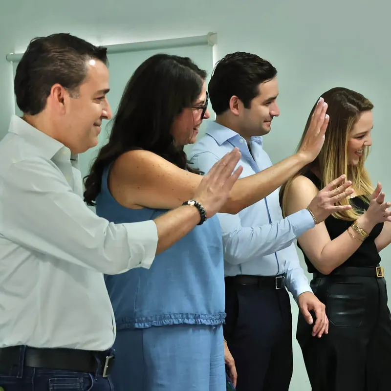 Claudia Chapa saludando durante una visita al CREE