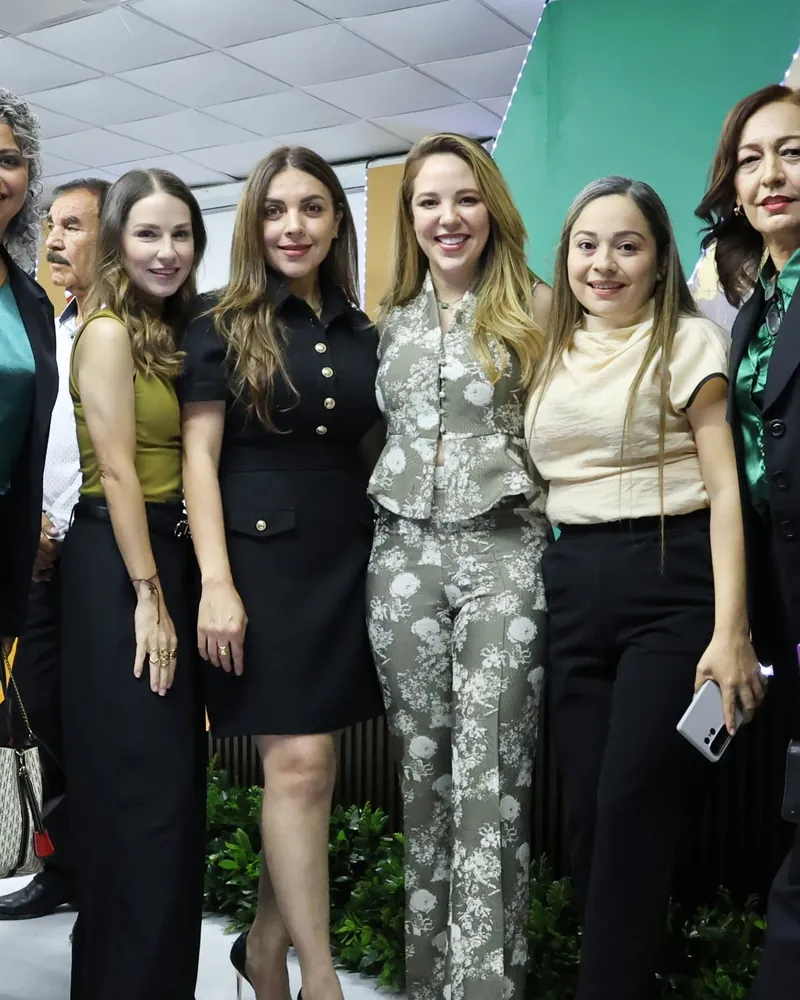 Claudia Chapa con mujeres del Equipo Verde