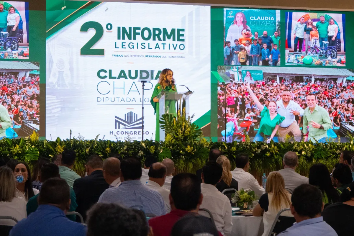 Escenario y público del Segundo Informe Legislativo de Claudia Chapa