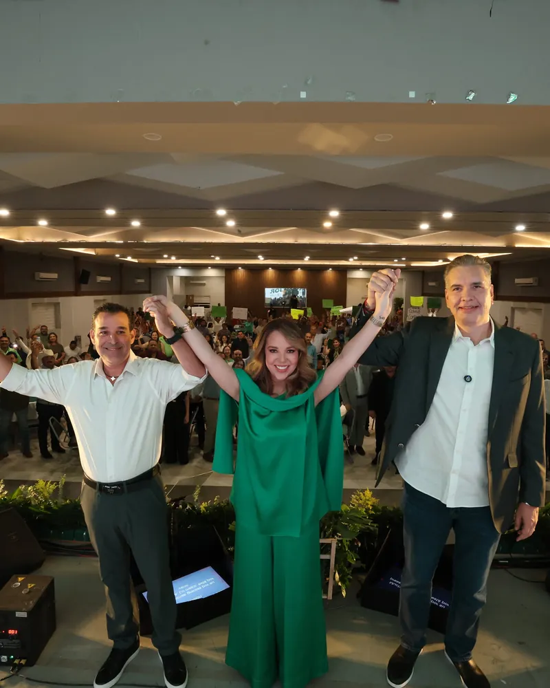 Claudia Chapa con los brazos en alto en su Segundo Informe Legislativo