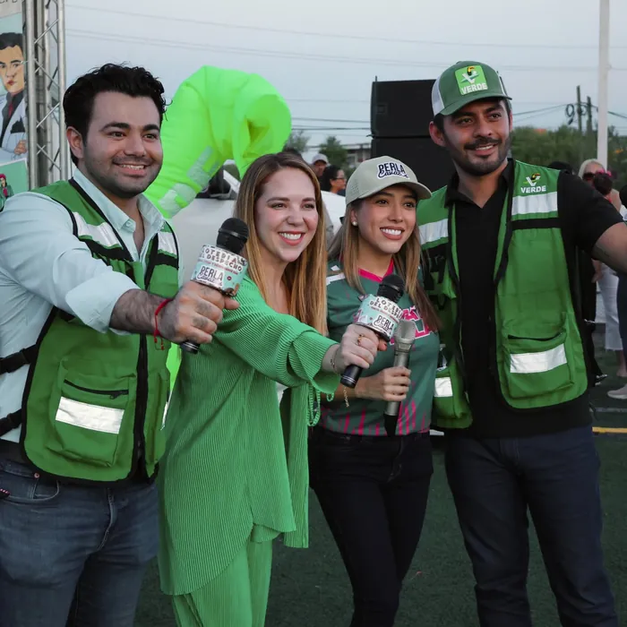 Claudia Chapa con voluntarios de chaleco verde