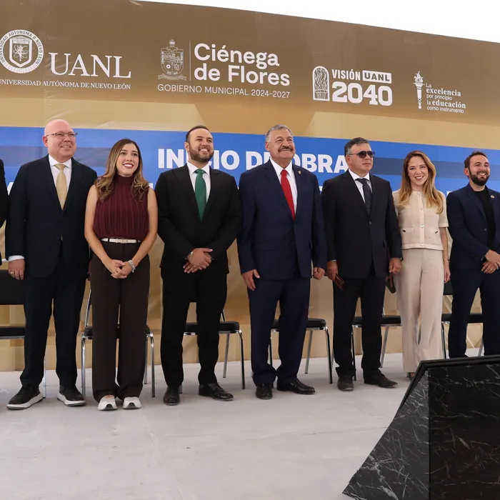 Claudia Chapa en el arranque de obra de la UANL en Ciénega de Flores