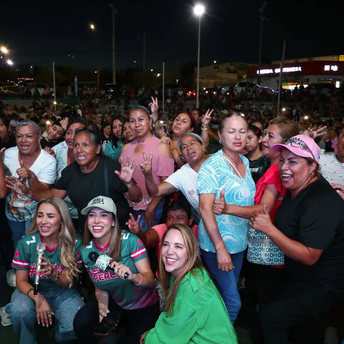 Claudia Chapa conviviendo con vecinas y vecinos